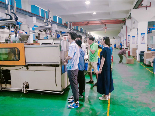 東莞振燁塑膠制品公司迎客戶實地考察，精密塑膠模具實力獲贊譽